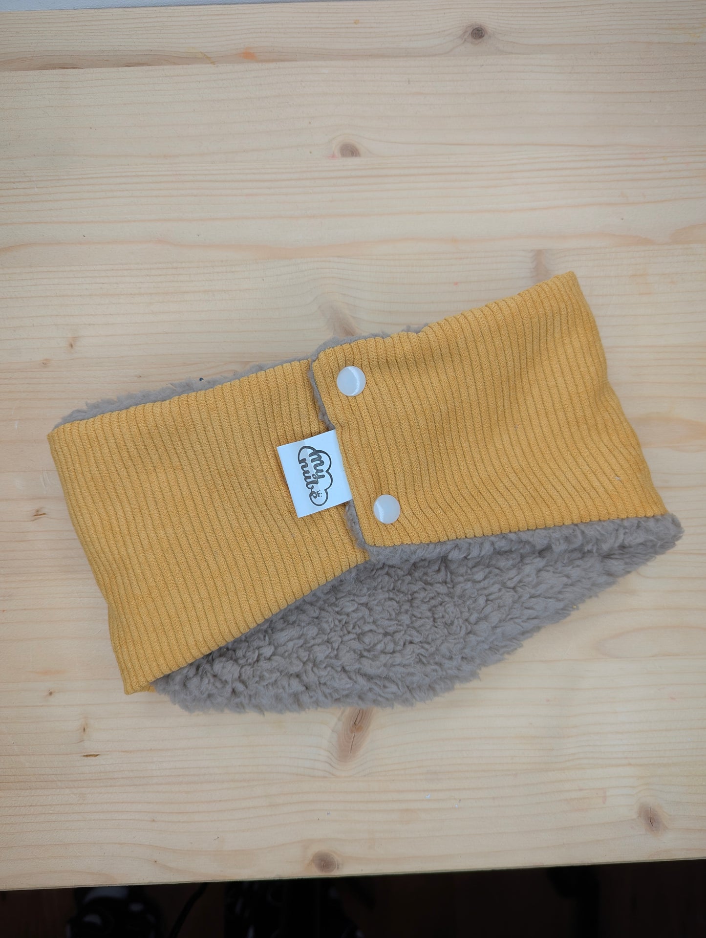 Cuello botones mostaza