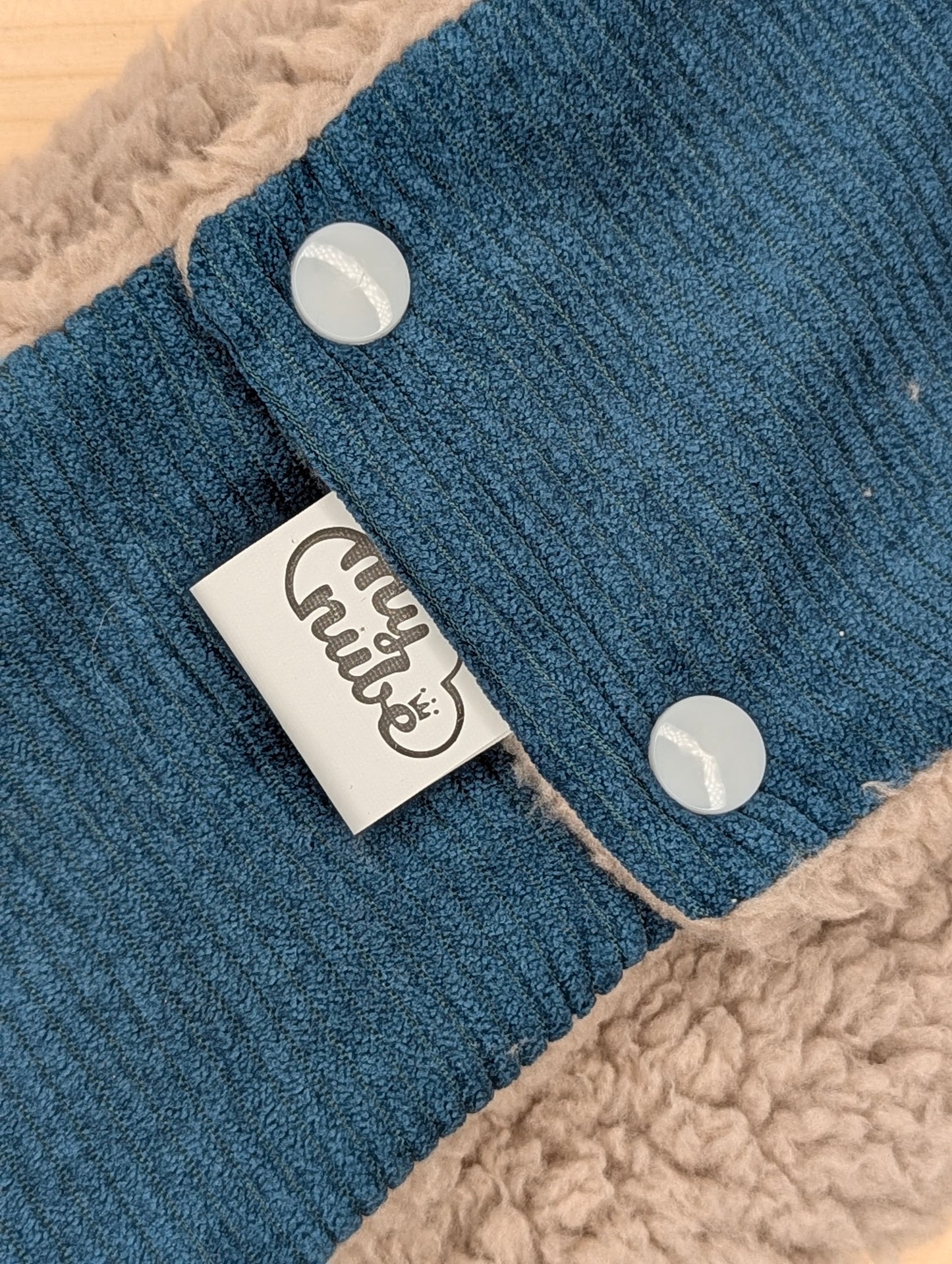 Cuello botones petróleo