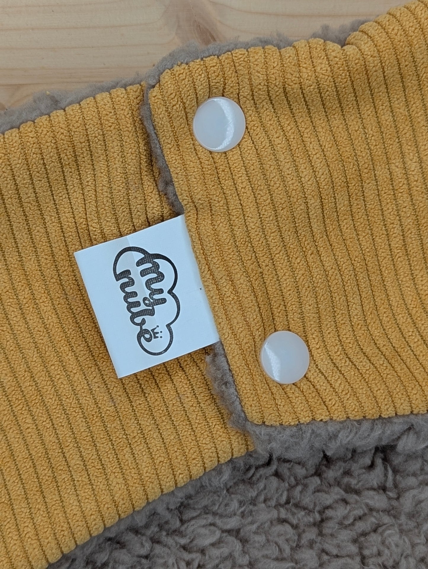 Cuello botones mostaza